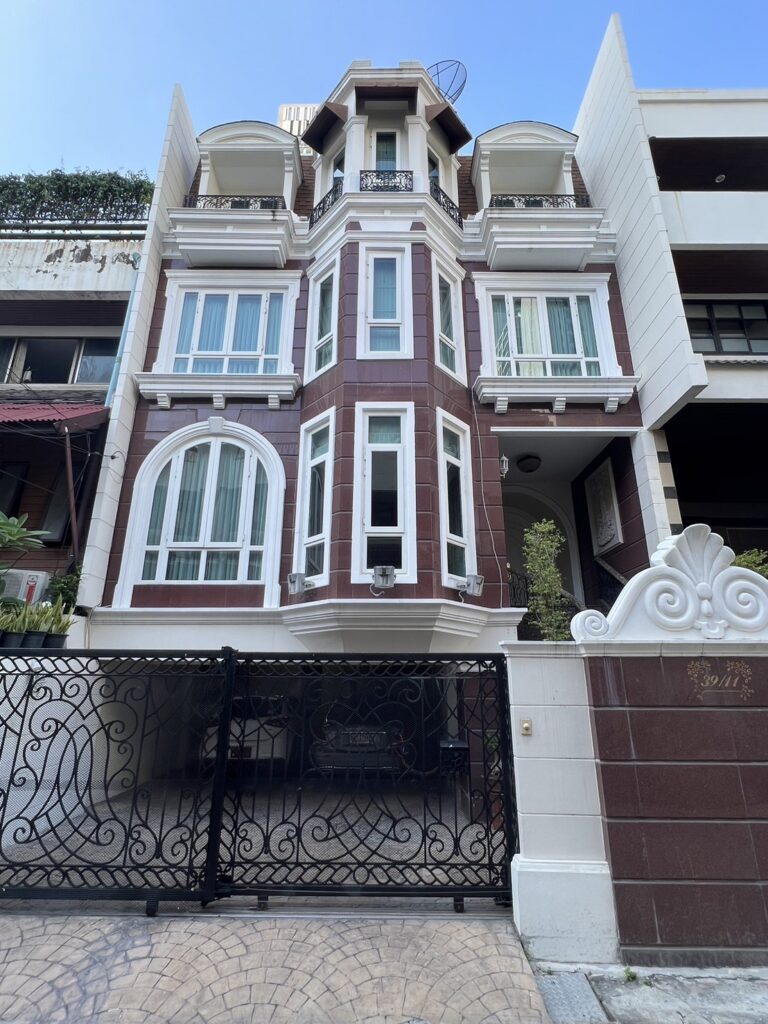 image-0718 Townhome in Sukhumvit 11 for Sale