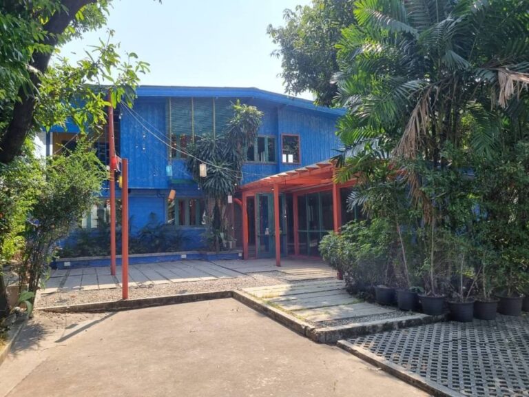 image-0781 Single House/Shop House in Ekkamai for Rent